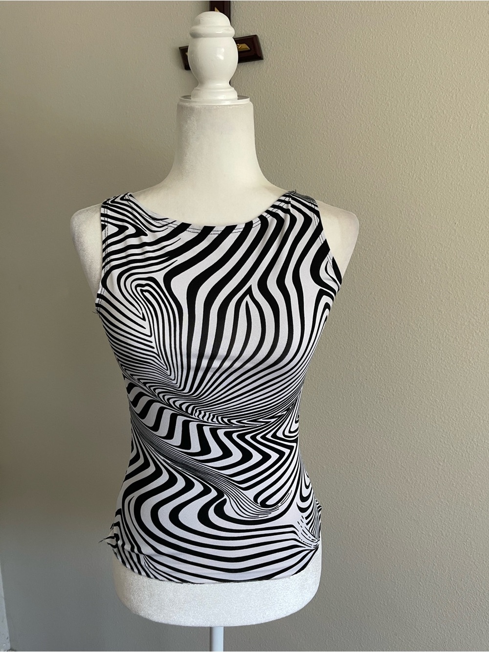 Black & White Optical-Print Sleeveless Tank Top